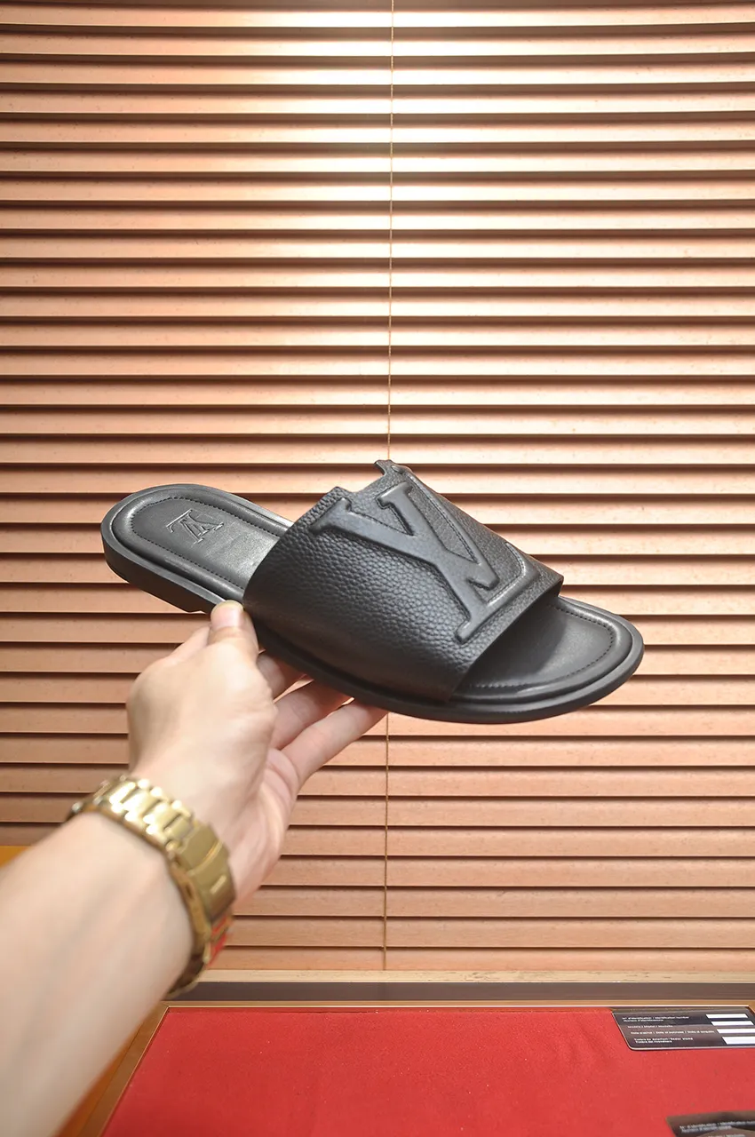 Men's men's shoes 💰340💶 [Louis Vuitton LV slippers] (high-end cowhide) counter 1:1 fashion style, a must-have for summer! The designer used LV’s iconic outsole. The original simple slippers instantly become fashionable! The upper is made of flexible special cowhide leather straps alternately, and the workmanship is exquisite! A must-have for stylish men in summer, size 38-46 (45 46 customized)